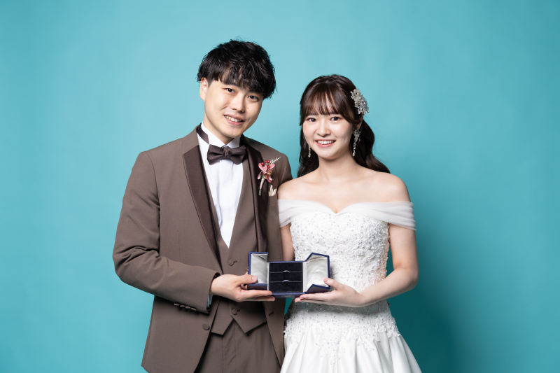 ブルー背景と指輪ケース