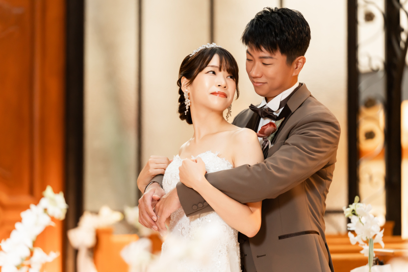 背後から包まれる新婦様の姿