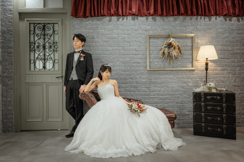 白いドレスとタキシードの静かな対比