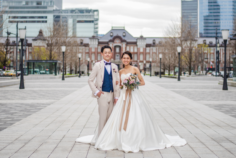 東京駅舎を背景に
