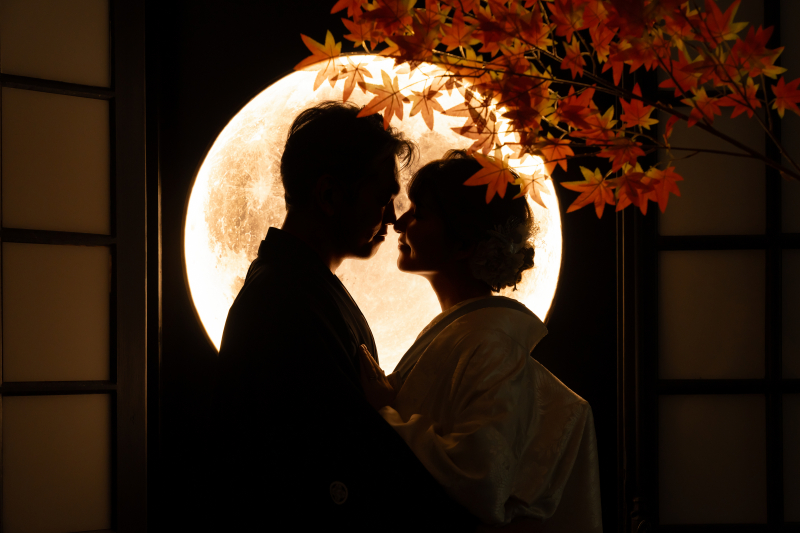 月を背景に