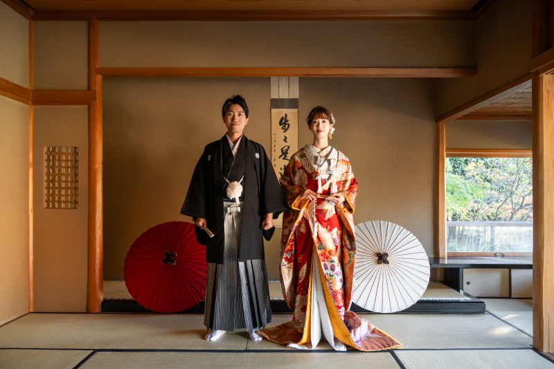 床の間を背に凜と立つ正装の二人