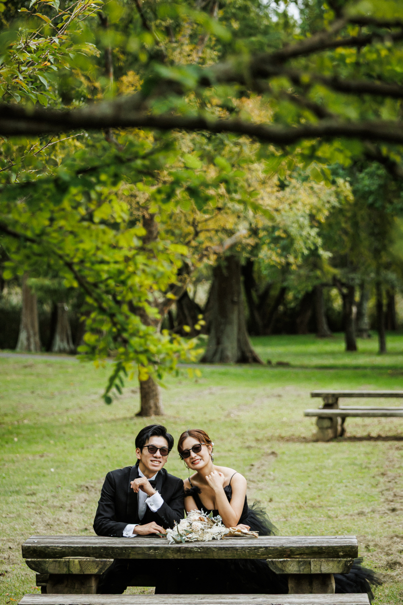 サングラス越しにこぼれる笑顔