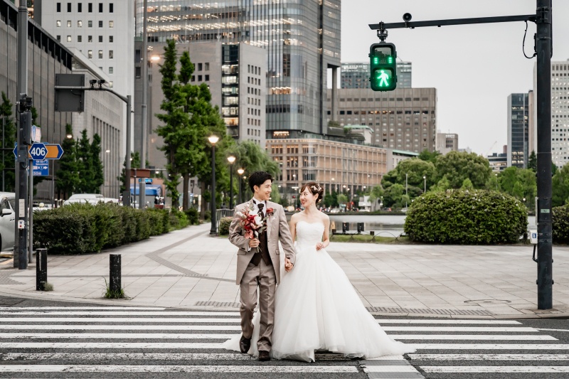 昼・夕・夜の移ろいを巡る、東京駅でのロマンチックウェディングフォト