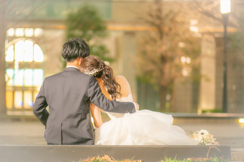 寄り添った後ろ姿