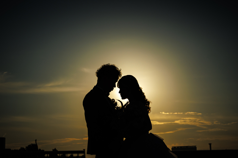 夕焼けに溶けるシルエットの温度