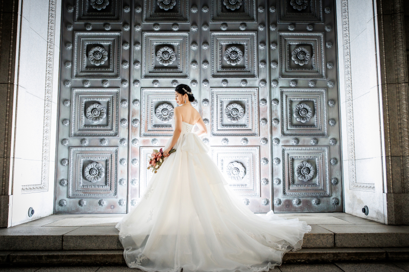 後ろ姿が映える明治安田生命館。