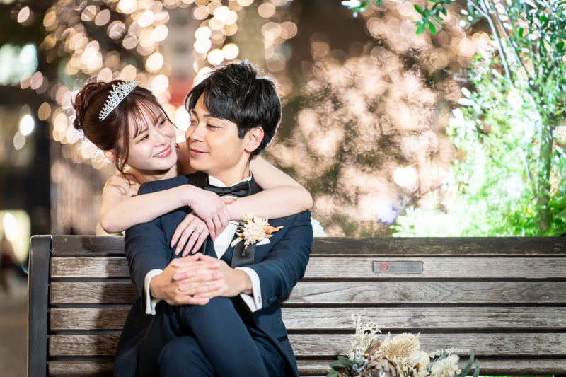 ベンチでのバックハグ♥