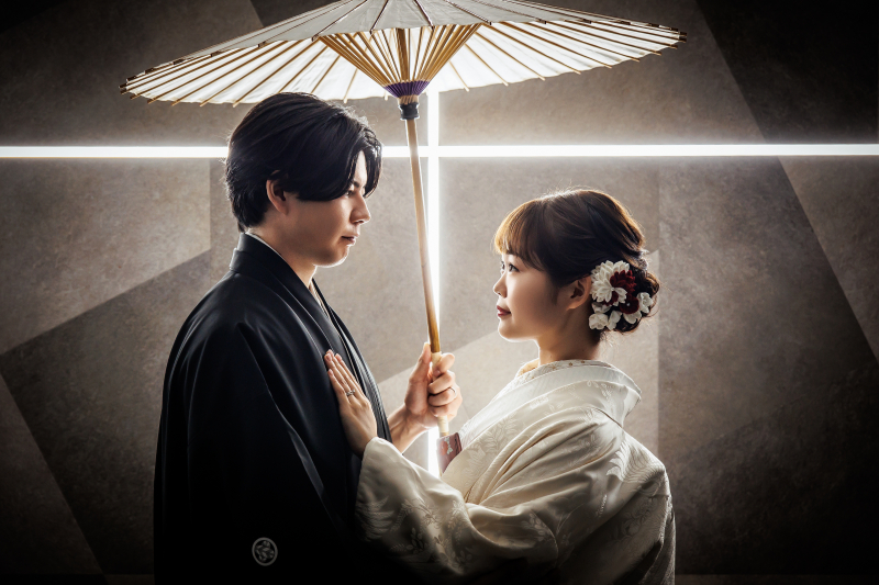 和装もカッコよく!十字のLED壁で。