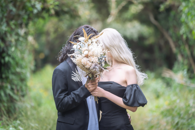 ブーケを合わせて顔を隠す後ろ姿