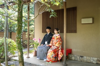 緑あふれる目白庭園の景色を切り取る和装ロケーションフォト