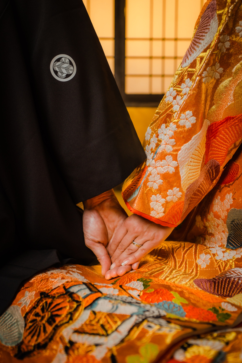 裾から伸びる手を取り合い