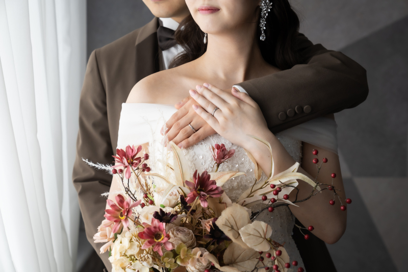 腕が回って手元が重なる形