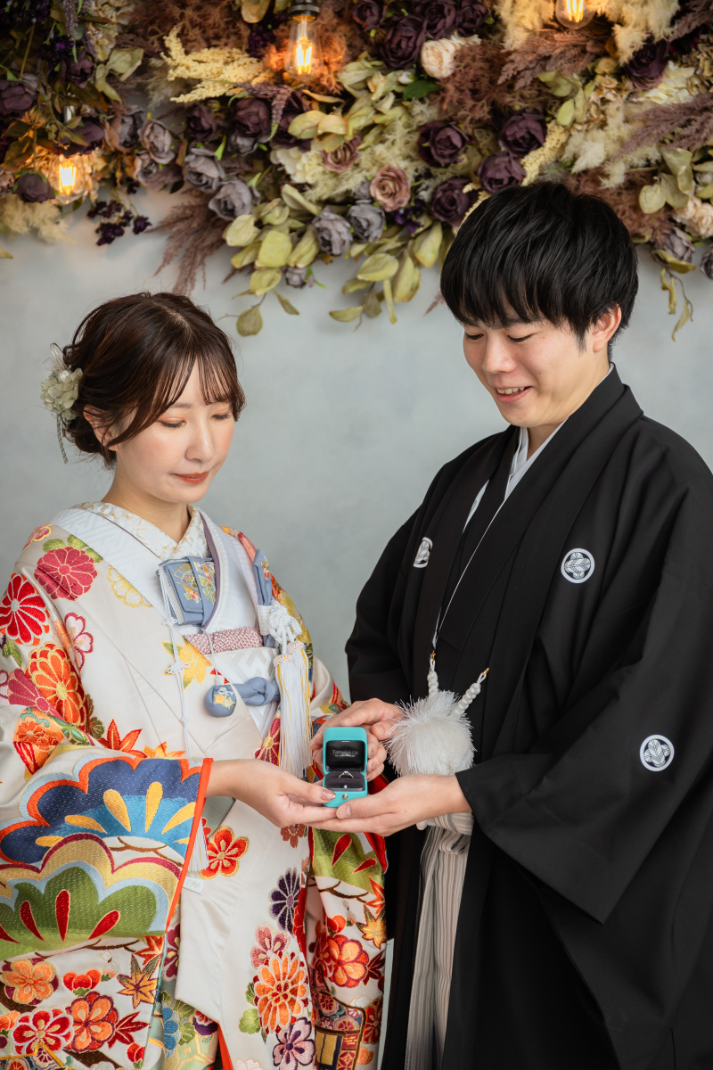 指輪を手に取って