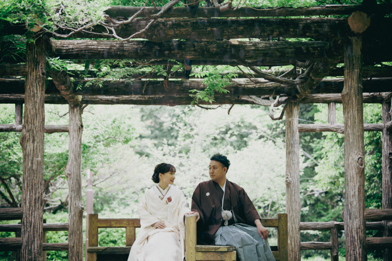 公園内にある藤棚の下