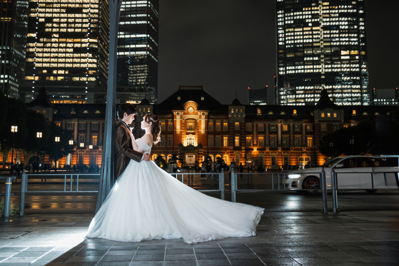 寄り添う距離が近い夜の二人