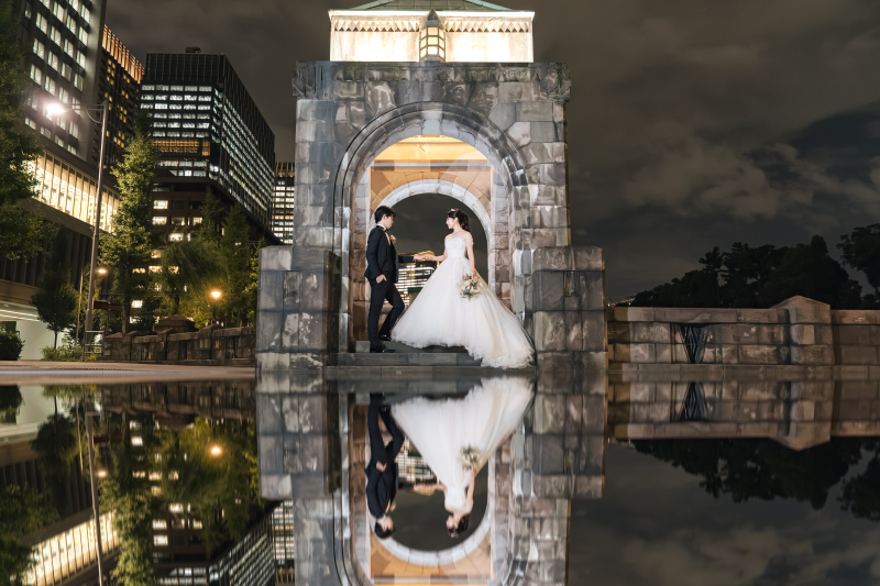 アーチの前で裾をふわりと広げる可愛い立ち姿