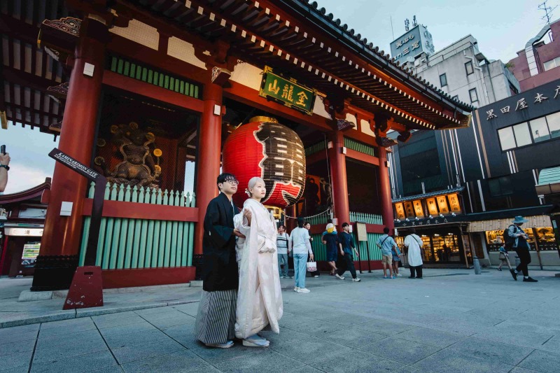 ご縁の赤い門前で