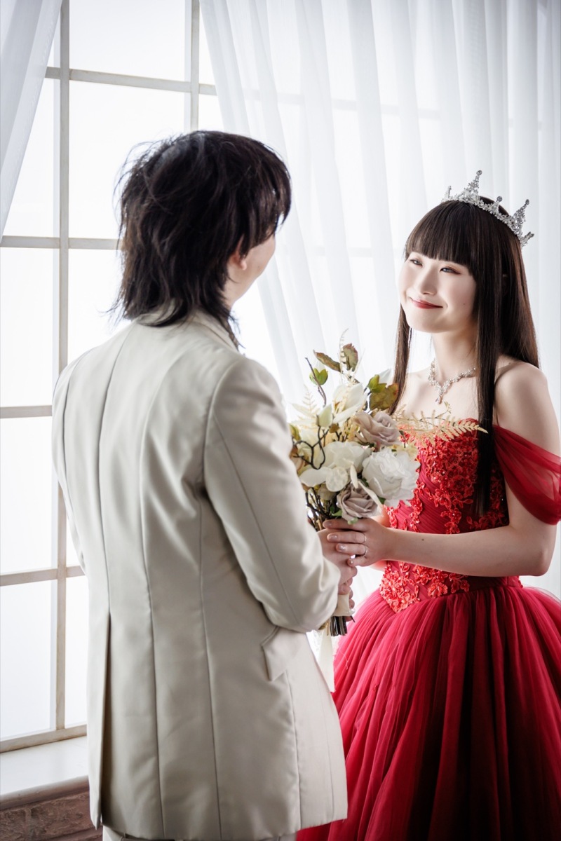 花を受け取る手元のやさしさ