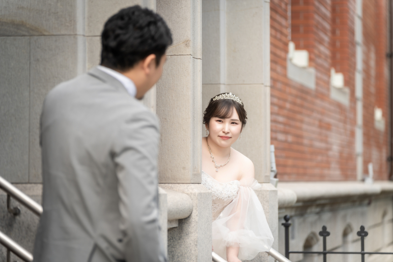 柱越しに交わる穏やかな意識