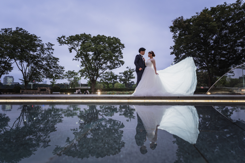 水面に映る純白