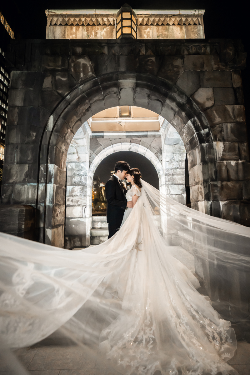 アーチの前に揺れるベール