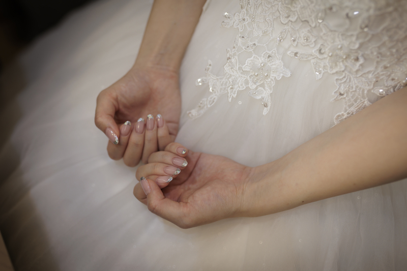 花嫁の指先に、特別な輝きを
