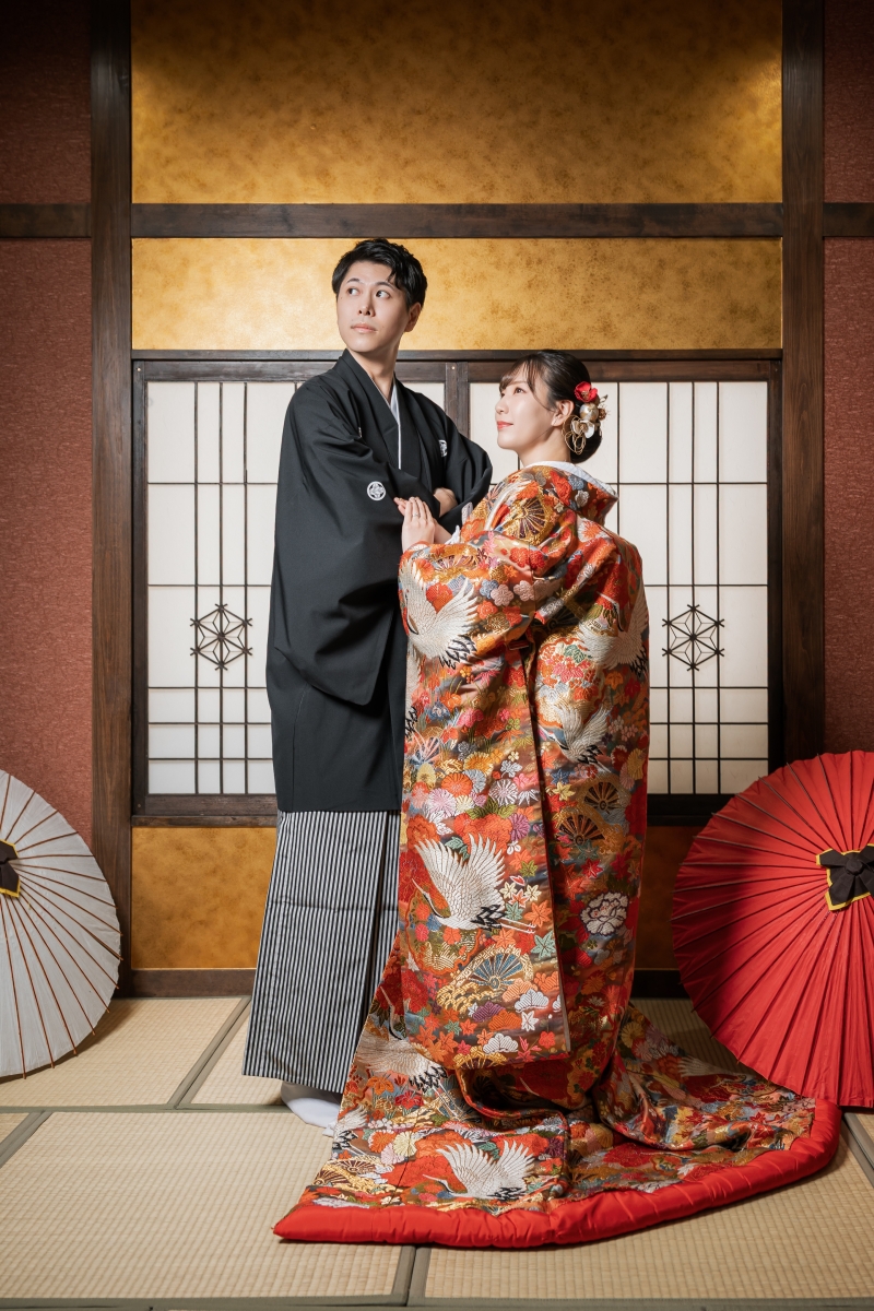 畳に裾を流した色打掛の重厚な華やかさ