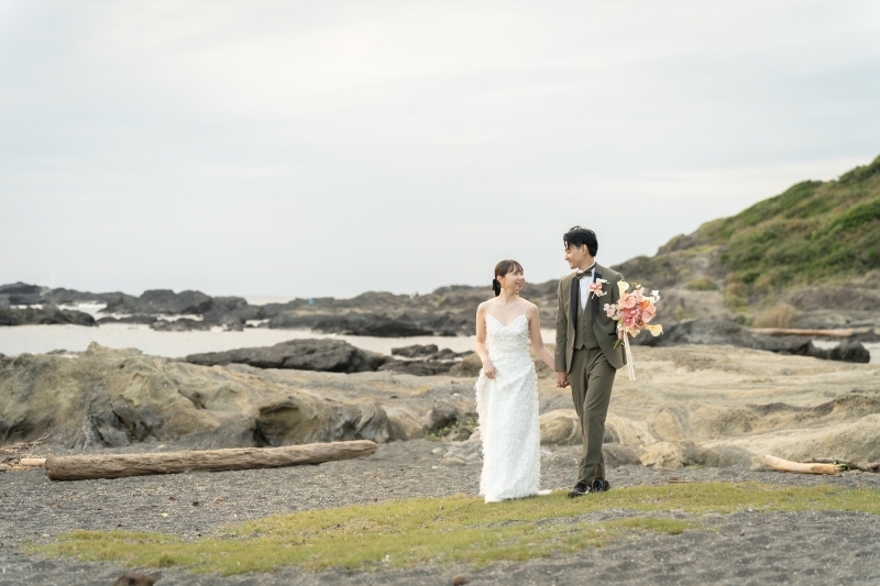 並んで歩く新郎新婦様と手元のブーケ