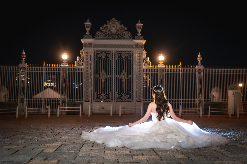 迎賓館前で後ろ姿のドレス広げショット