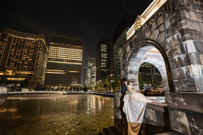 ビル群をバックに