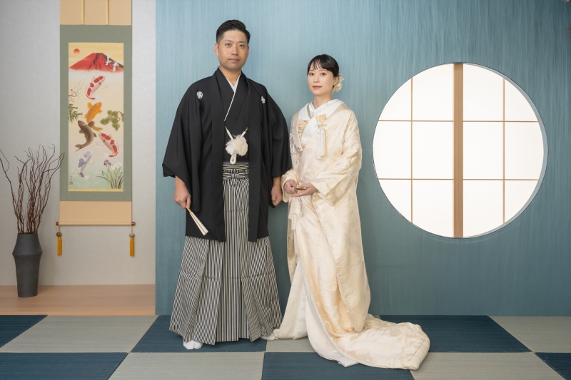 白無垢と紋付袴が凛々しく映える立ち姿