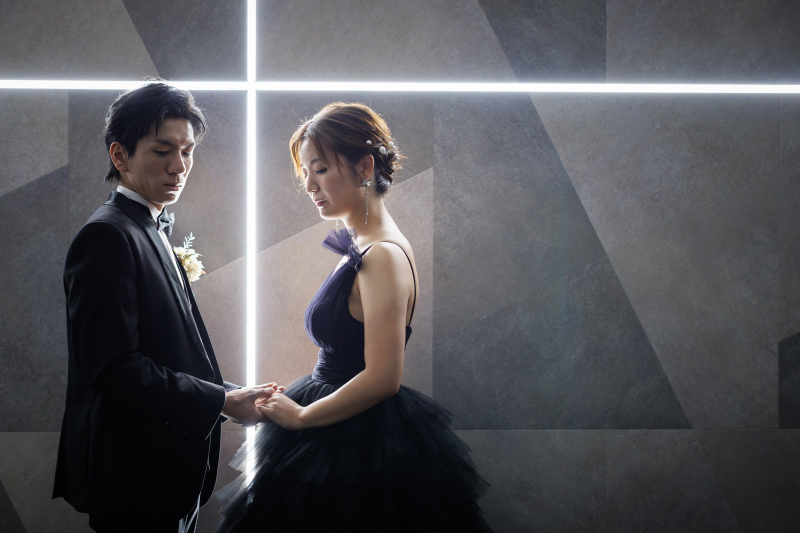 光の前で静かに向き合う2人