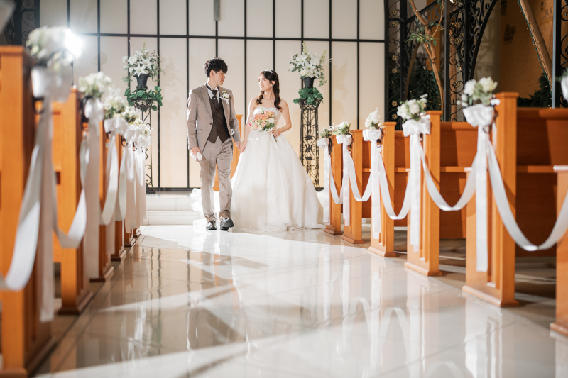 歩幅を合わせて自然にほぐれる表情