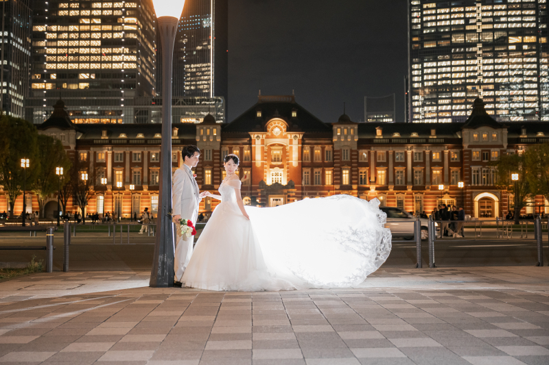東京駅前でドレスの裾が夜に舞う
