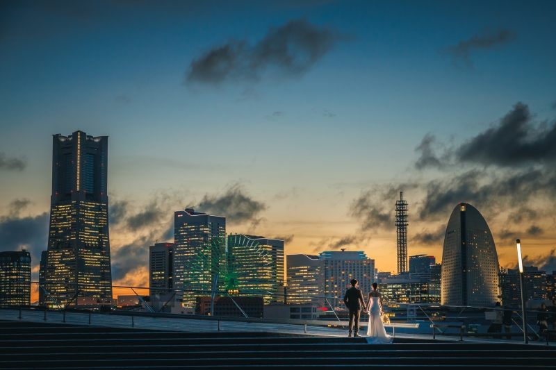 夕景のみなとみらいを二人で眺める後ろ姿
