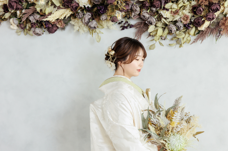 髪飾りも見えて素敵な横顔ショット♡