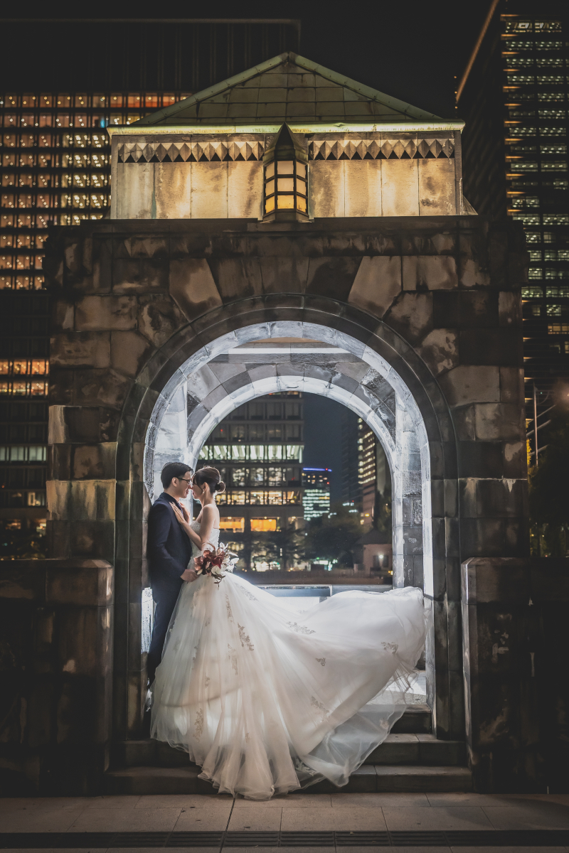 アーチの中に収まったドレスとタキシード