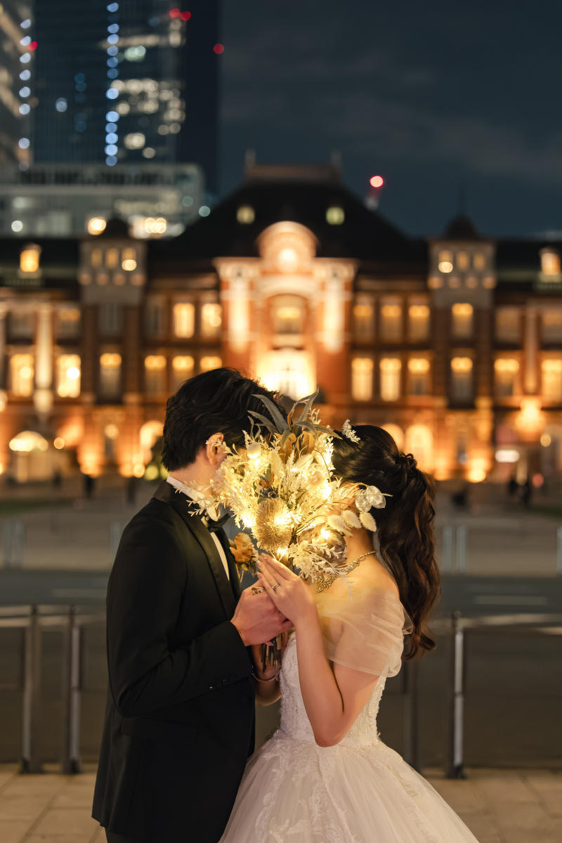 ブーケ越しに見つめ合うふたりの可愛い距離感