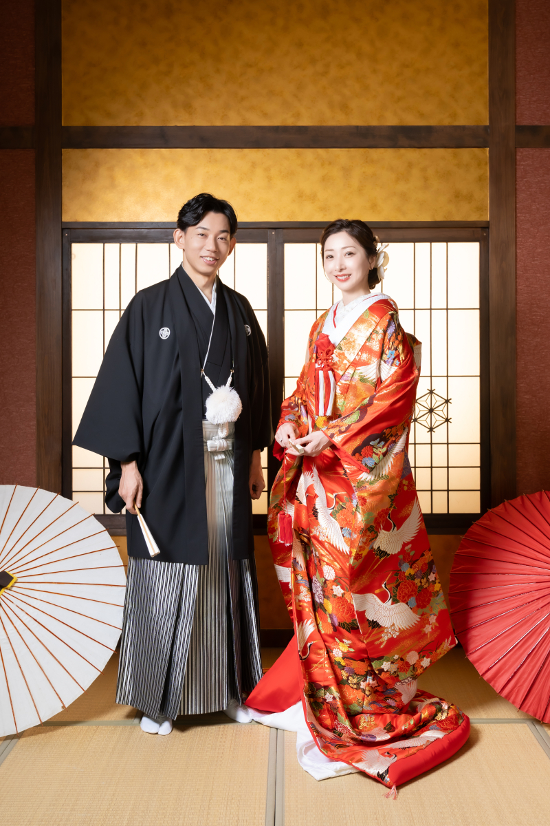 室内で並び立ち和傘を足元に配置