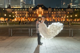 東京駅と和田倉噴水公園を巡る期間限定の洋装夜3ロケーションプラン