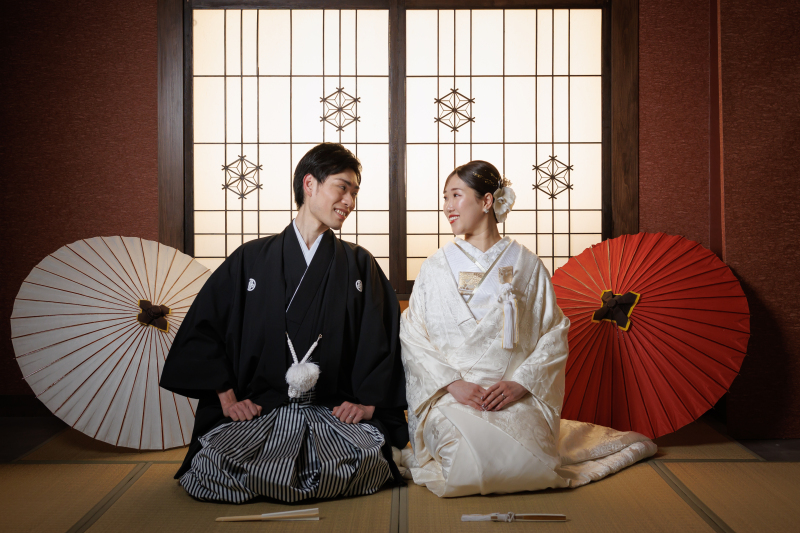 和室に向き合い座る落ち着いた表情