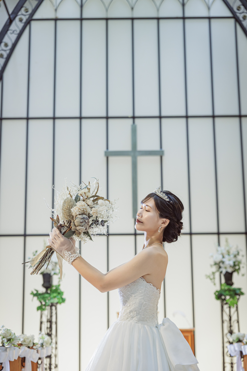 ブーケ見上げる花嫁の可愛い横顔