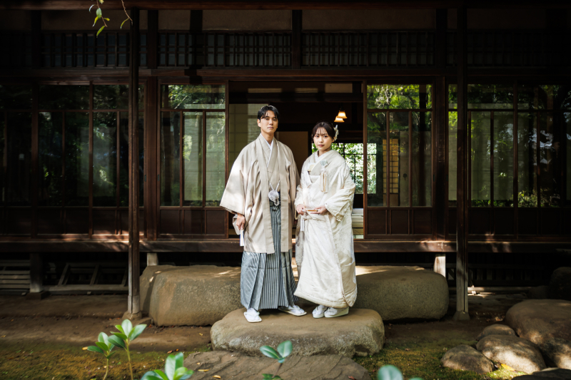 並んで立つ白無垢と紋付の静けさ