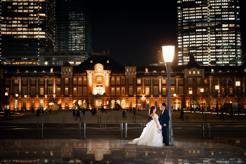 ライトアップされた街とともに