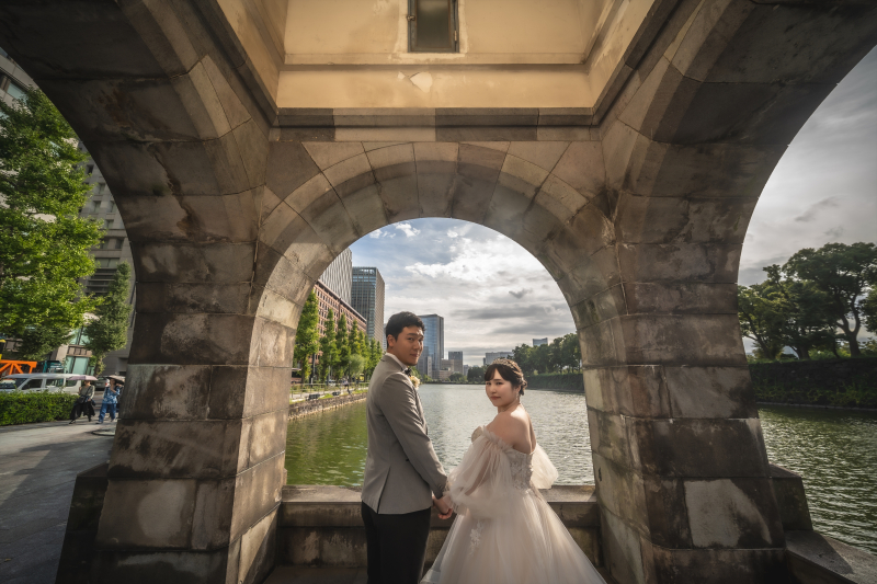 アーチ下で立ち位置を合わせる