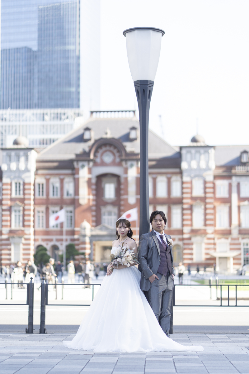 街灯を挟んで横に並ぶお二人