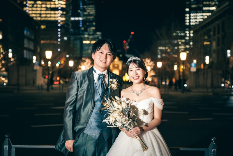 夜景の街灯を背に並ぶ晴れやかな表情
