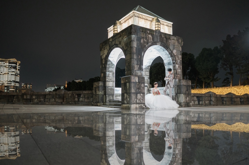 水面が夜の光を映してシルエットを対称に広げる