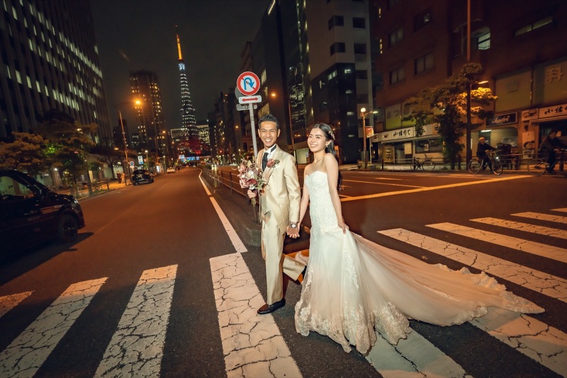 夜の街を進むふたりの足どり
